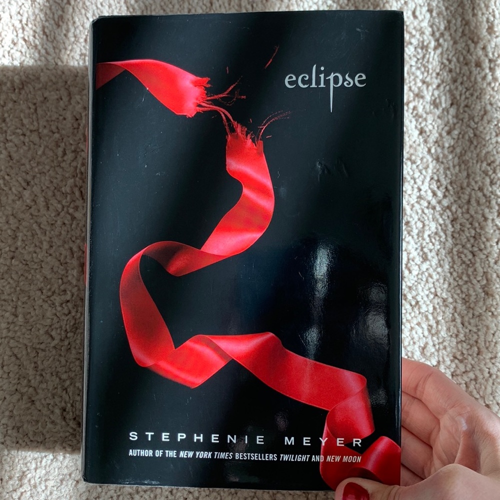 Used Eclipse book written by Stephenie Meyer. In good condition.